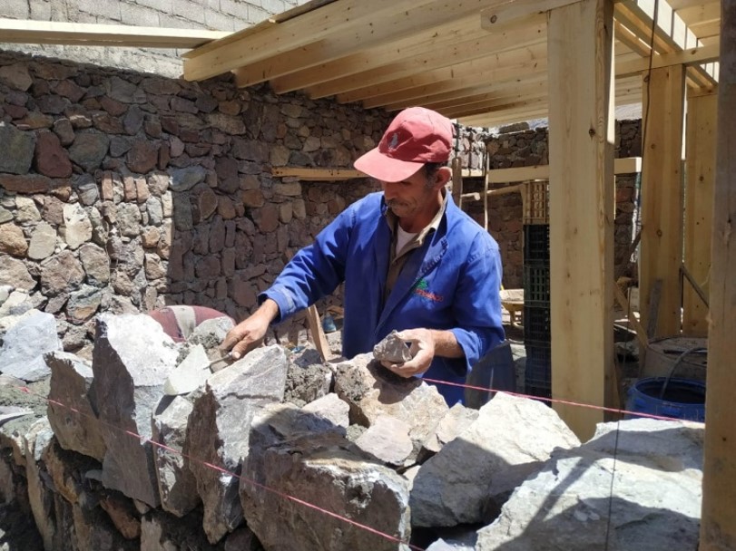 Artisan travaillant la pierre sur un chantier de restauration