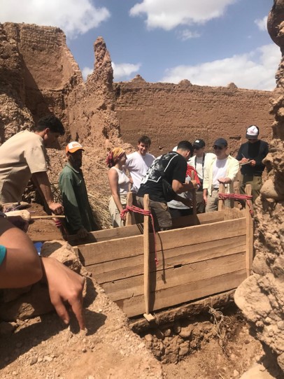 Étudiants sur un chantier de fouilles dans le Haut Atlas