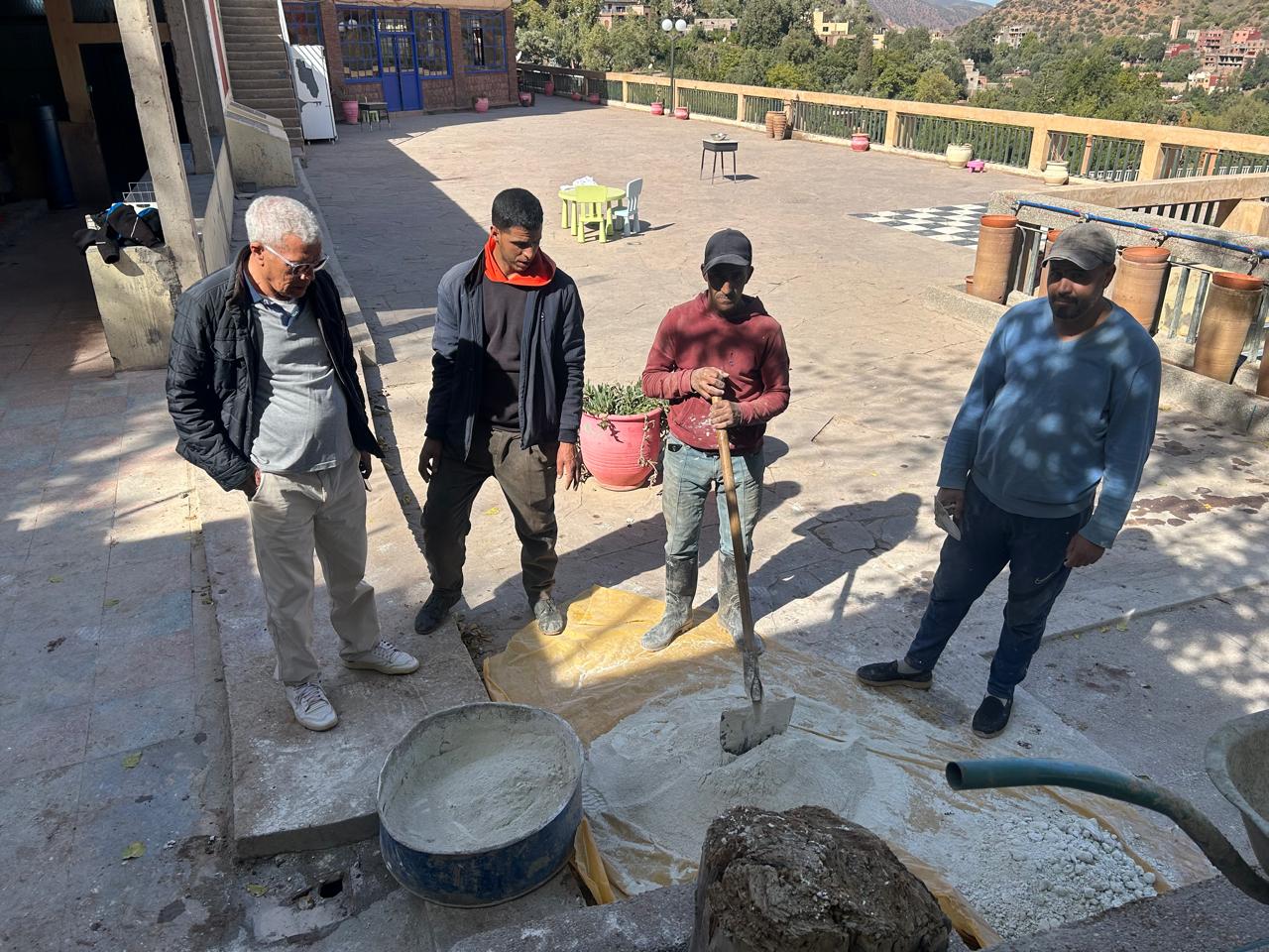 Chantier de restauration — travail de la terre