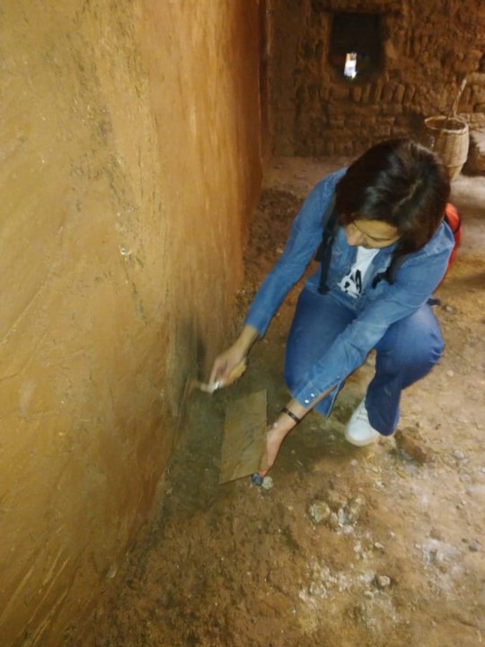 Application d'enduit en terre sur un mur traditionnel