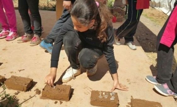 Atelier fabrication de briques en terre crue