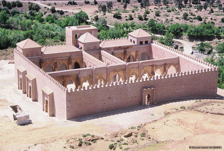 Vue aérienne d'une kasbah fortifiée du sud marocain