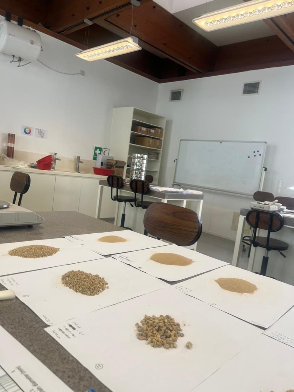 Laboratoire — échantillons de sédiments et roches