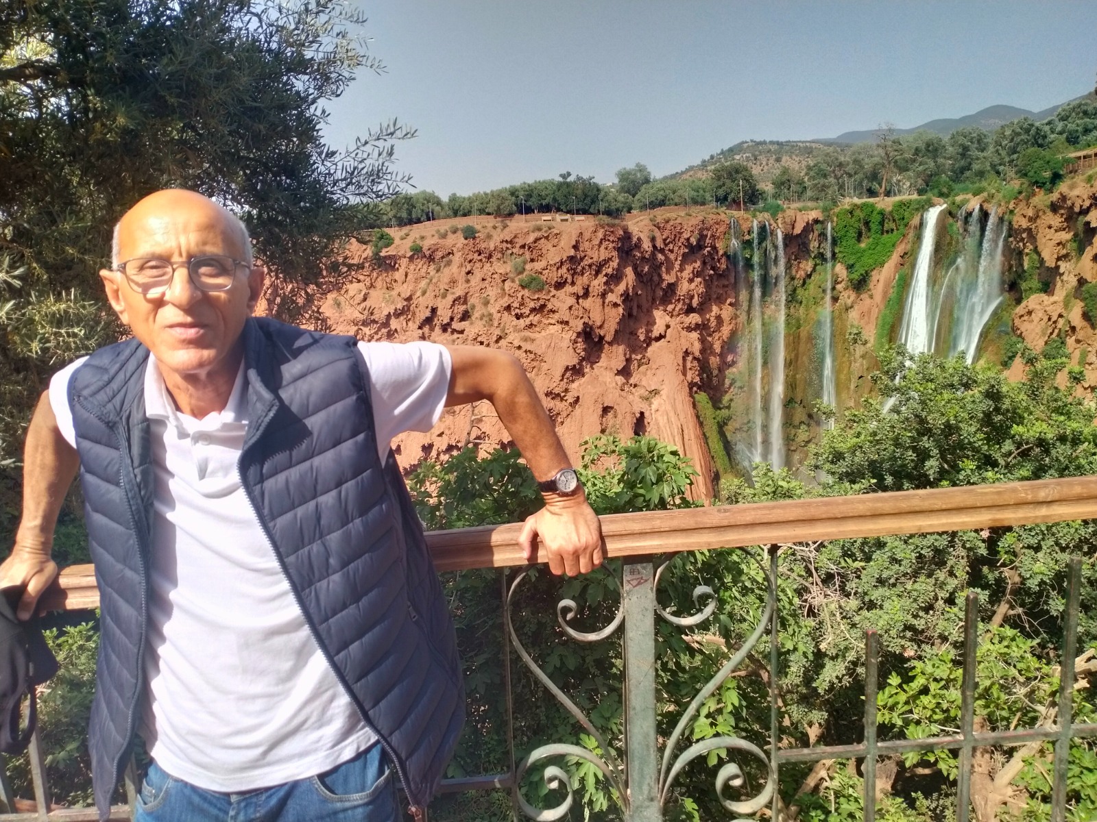 Pr. IBNOUSSINA devant les cascades d'Ouzoud