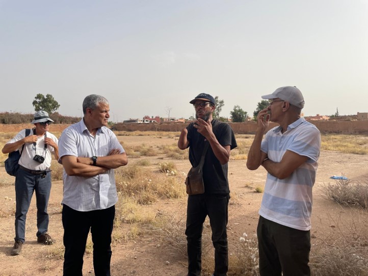 Pr. IBNOUSSINA avec ses collègues sur le terrain