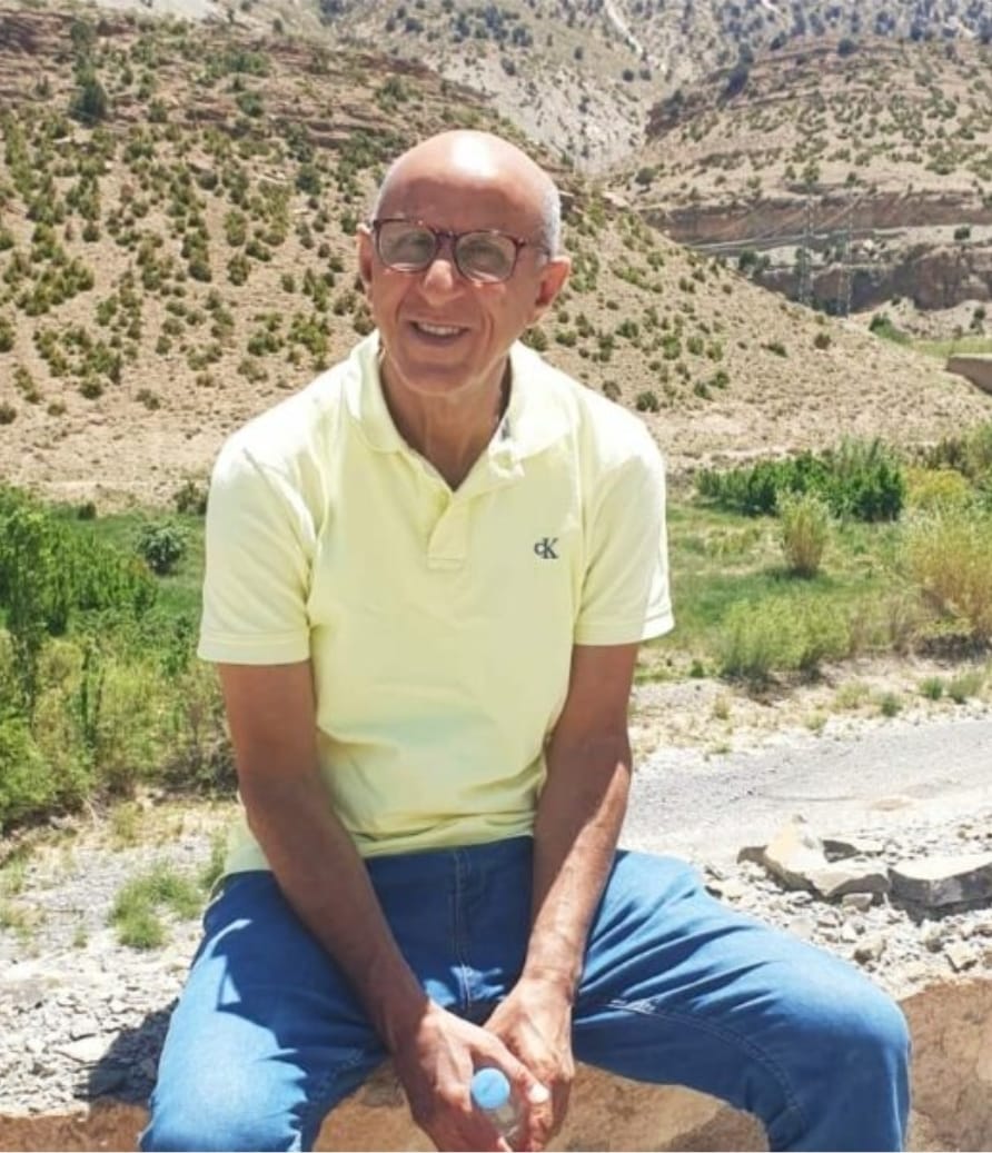 Professeur Mounsif IBNOUSSINA sur le terrain, montagnes du Haut Atlas en arrière-plan