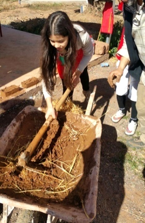 Préparation du torchis lors d'une formation terrain