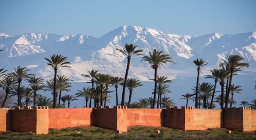 Remparts de Marrakech avec l'Atlas enneigé en arrière-plan