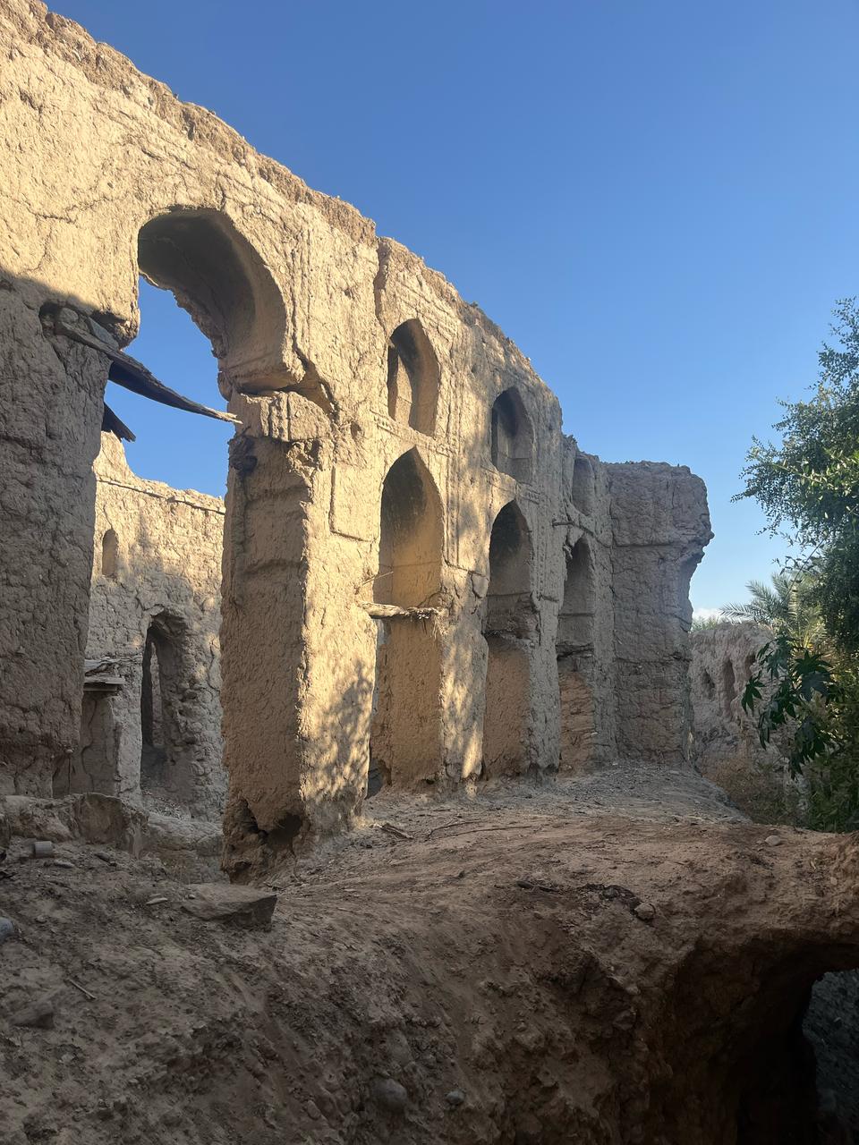 Construction en pisé avec vue sur les montagnes
