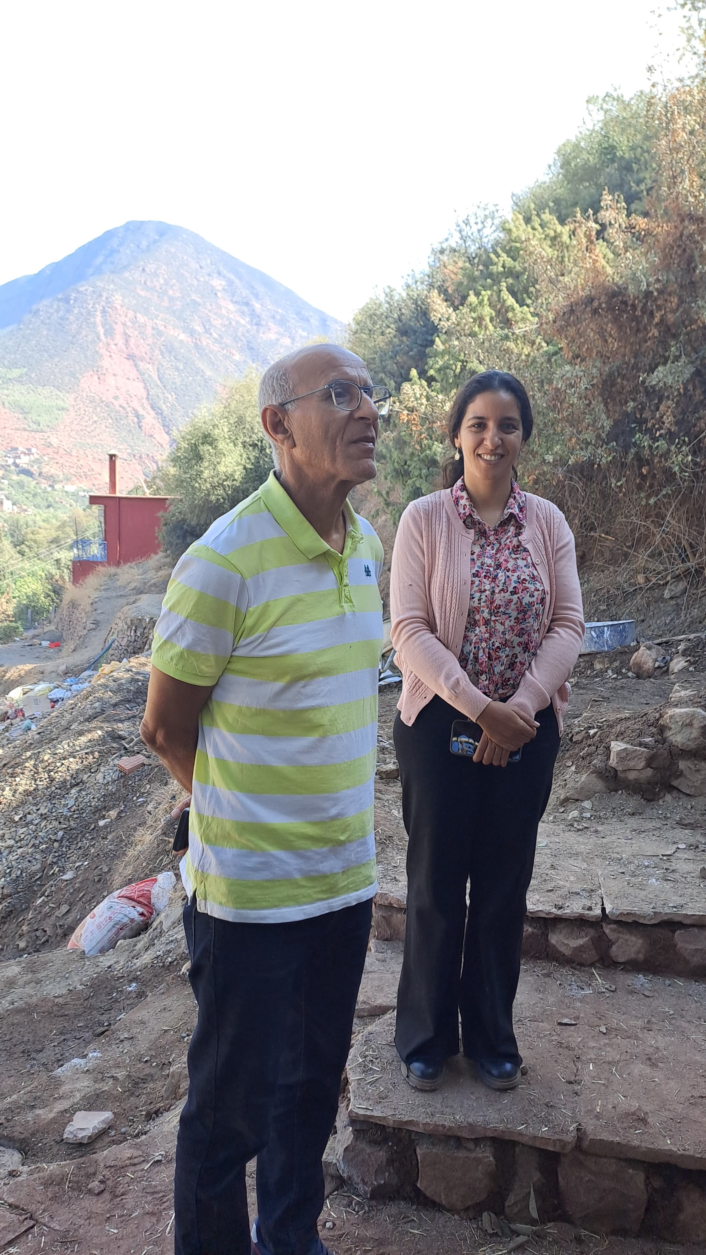 Pr. IBNOUSSINA sur le terrain — piémonts de l'Atlas